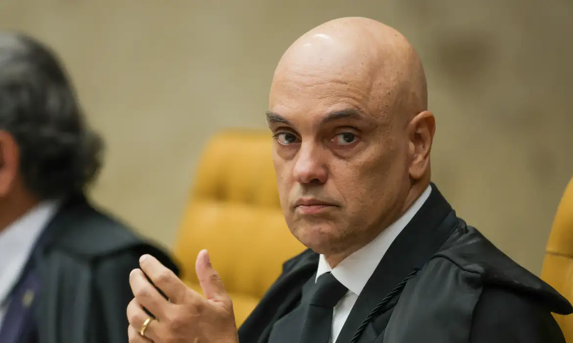 Alexandre de Moraes determina vistorias em veículos e vigilância presencial na casa de Bolsonaro