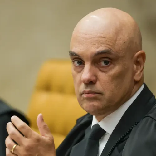 Alexandre de Moraes determina vistorias em veículos e vigilância presencial na casa de Bolsonaro