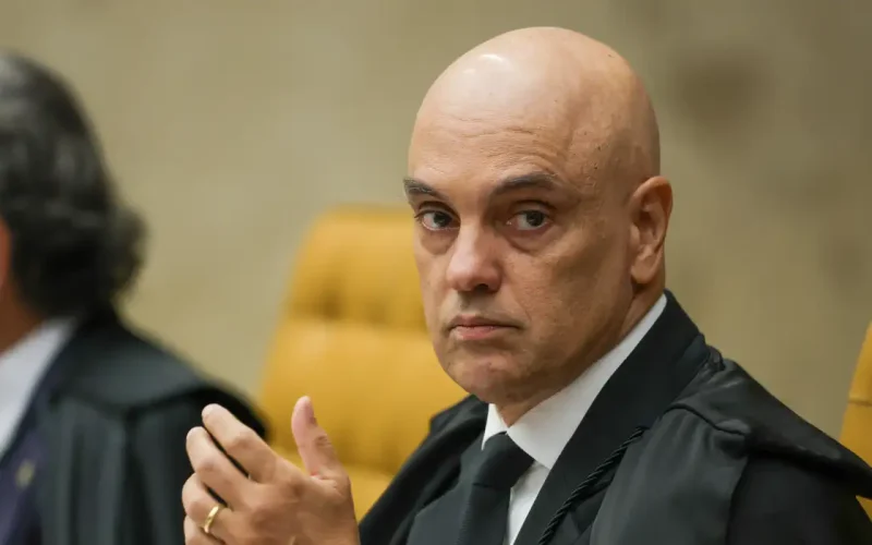 Alexandre de Moraes determina vistorias em veículos e vigilância presencial na casa de Bolsonaro