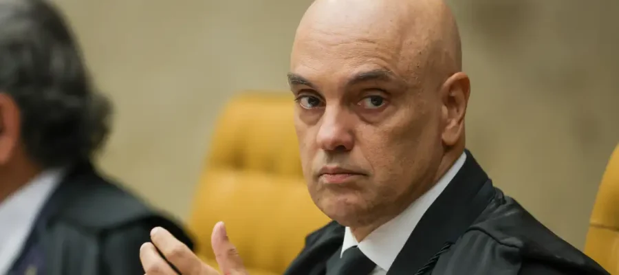 Alexandre de Moraes determina vistorias em veículos e vigilância presencial na casa de Bolsonaro